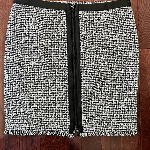 Olsen Europe black and white woven skirt - size 12 - Picture 3 of 6
